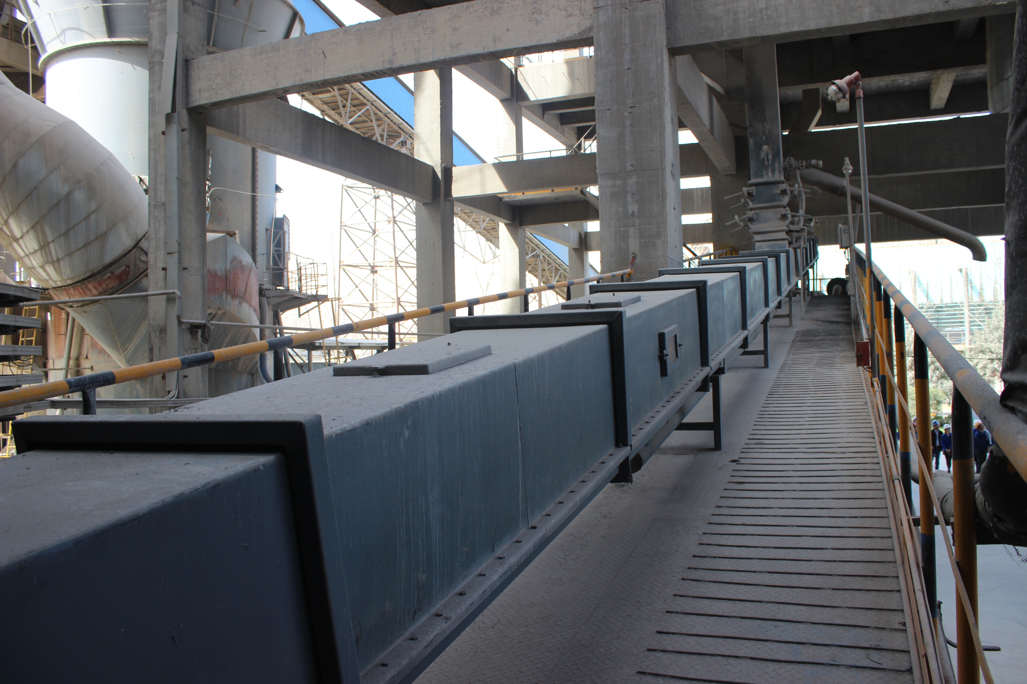 Nh&agrave; cung cấp băng tải cạp